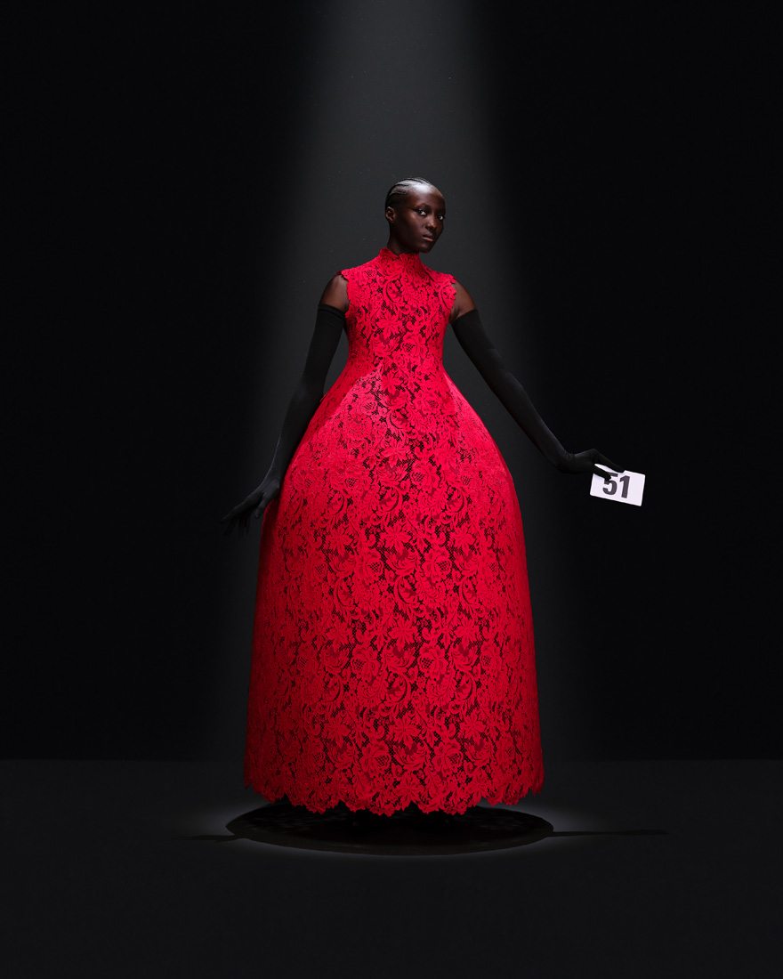 Robe en dentelle rouge Balenciaga haute couture