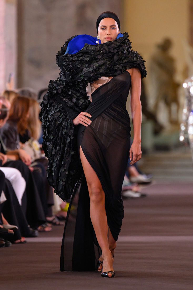 Robe noire Robe drapée asymétrique et tour de cou géant Schiaparelli haute couture automne-hiver 2023-2024