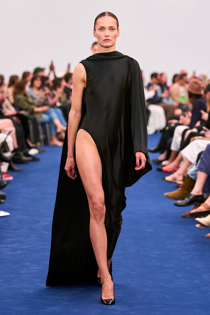 Robe noire asymétrique fendue Alexandre Vauthier haute couture automne-hiver 2023-2024