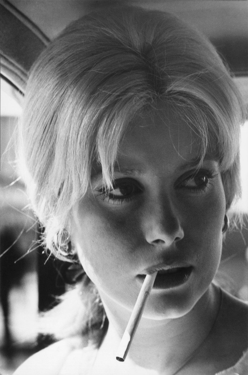 Catherine Deneuve sur le tournage du film Un monsieur de compagnie de Philippe de Broca, 1964 © François Gagnon - La Galerie de L'Instant
