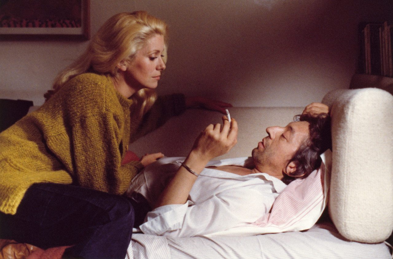 Catherine Deneuve et Serge Gainsbourg sur le tournage du film Je vous aime de Claude Berri, en 1980 © Georges Pierre - La Galerie de L'Instant