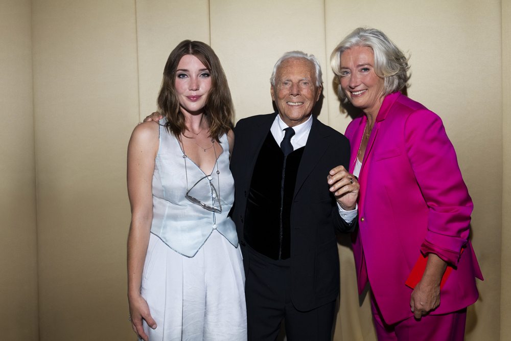 Gaia Wise, Giorgio Armani et Emma Thompson au défilé Armani Privé haute couture automne-hiver 2023-2024