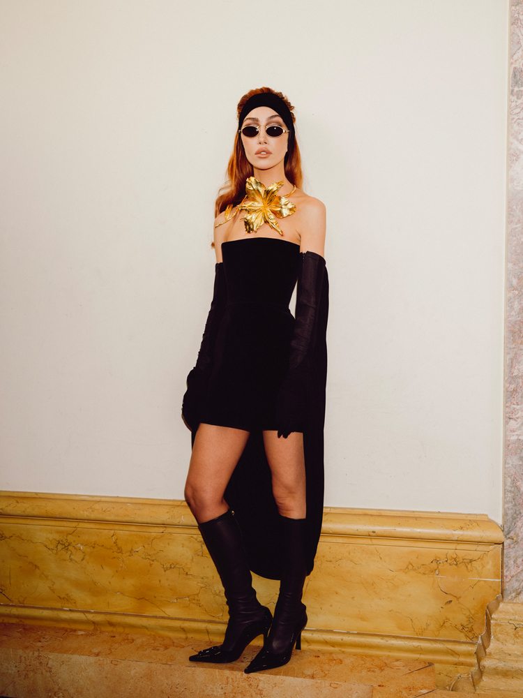 Nadia Lee Cohen au défilé Schiaparelli haute couture automne-hiver 2023-2024