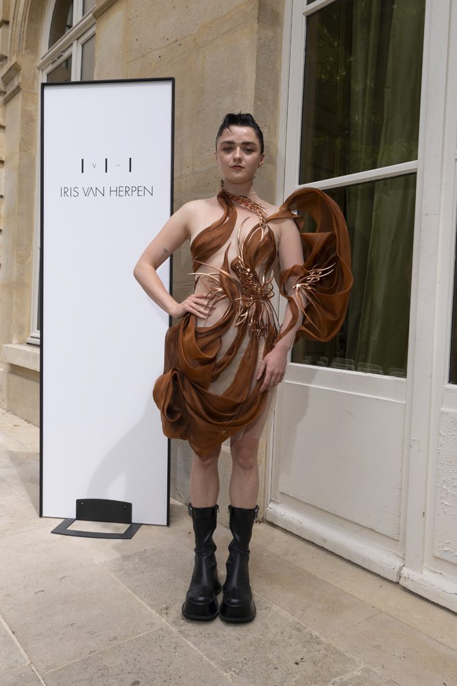 Maisie Williams au défilé Iris van Herpen haute couture automne-hiver 2023-2024