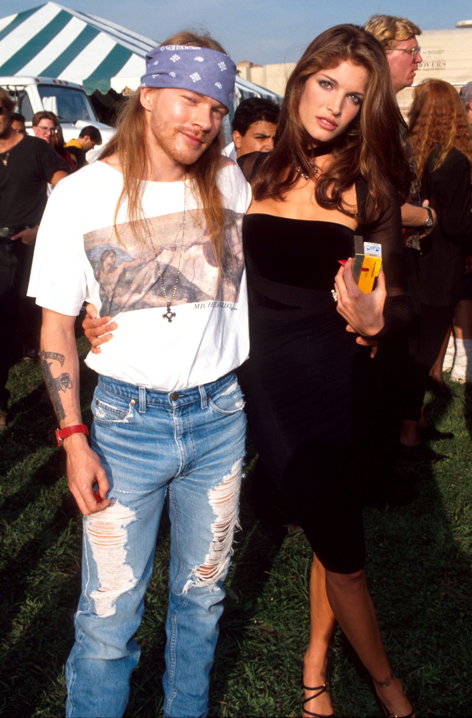 Axl Rose des Guns N' Roses et Stephanie Seymour en 1980. Photo par Kevin Mazur/WireImage via Getty Images