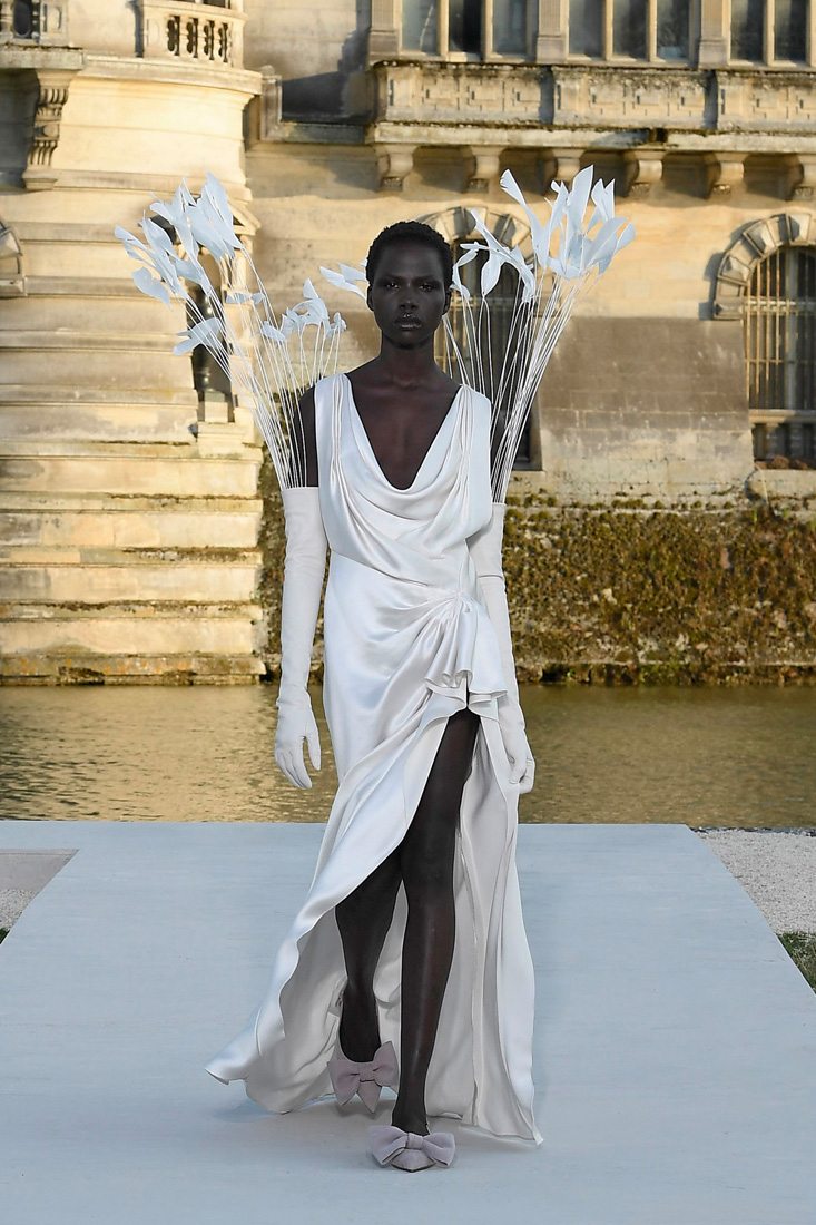 Robe blanche et gants ornés de plumes Valentino haute couture automne-hiver 2023-2024