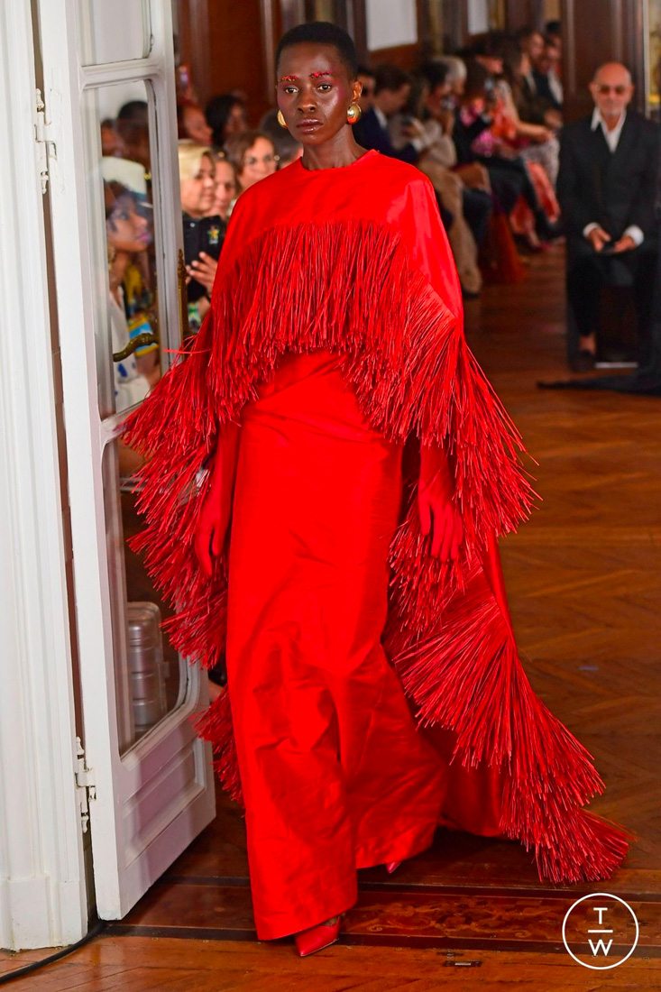 Robe rouge à franges Imane Ayissi haute couture automne-hiver 2023-2024