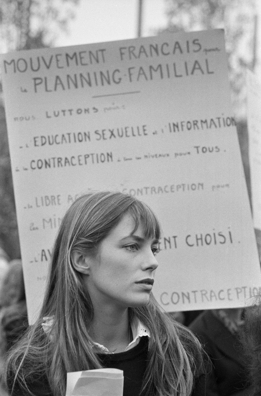 Jane Birkin lors d'une manifestation pro-avortement en 1972 à Bobigny. Photo par Alain Dejean/Sygma via Getty Images