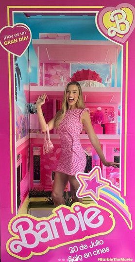 Margot Robbie en Versace en pleine promo de Barbie @ Compte Instagram d'Andrew Mukamal.