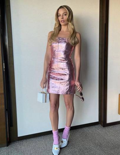 Margot Robbie en Versace en pleine promo de Barbie, en juin 2023 @ Compte Instagram d'Andrew Mukamal