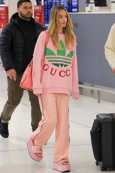 Margot Robbie en Gucci à l'aéroport de Sydney en juin 2023 @ Compte Instagram d'Andrew Mukamal