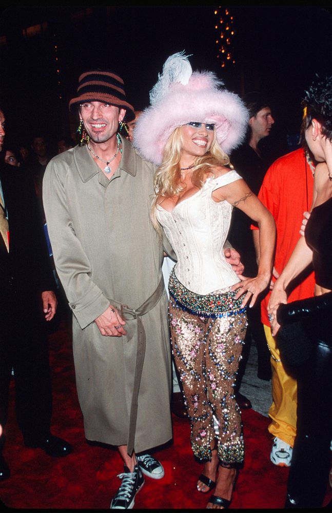 Tommy Lee et Pamela Anderson aux MTV Video Music Awards, à New York, le septembre 1999. Photo par Evan Agostini/Liaison via Getty Images