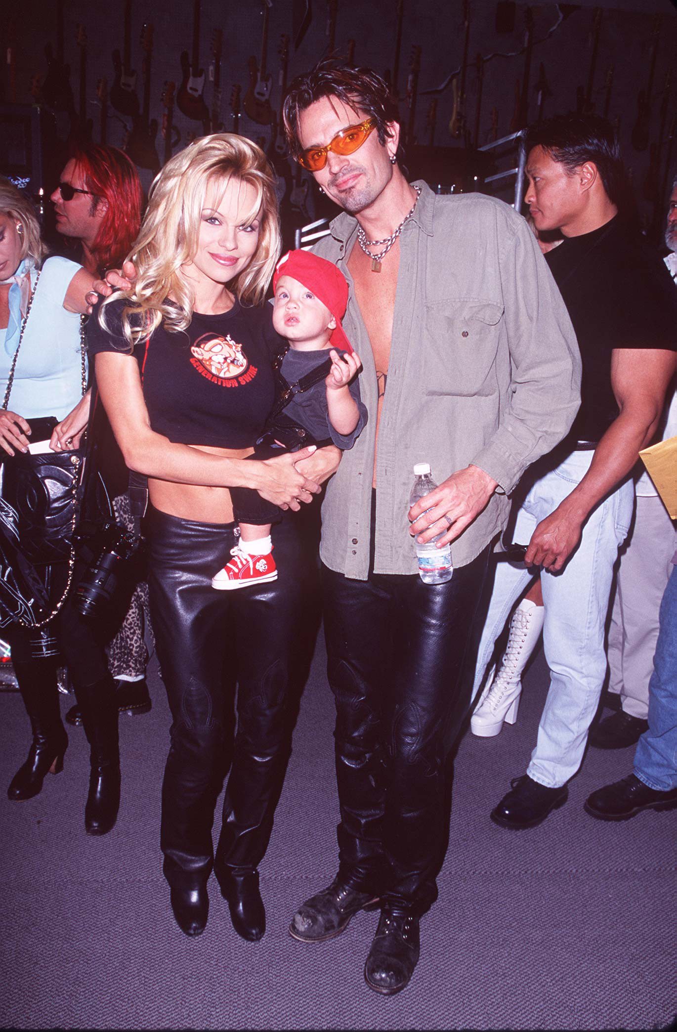 Tommy Lee, Brandon Lee et Pamela Anderson à l'événement "Mötley Crüe Puts Hands in Cement in RockWalk" au Guitar Center à Hollywood, en 1997. Photo par SGranitz/WireImage via Getty Images