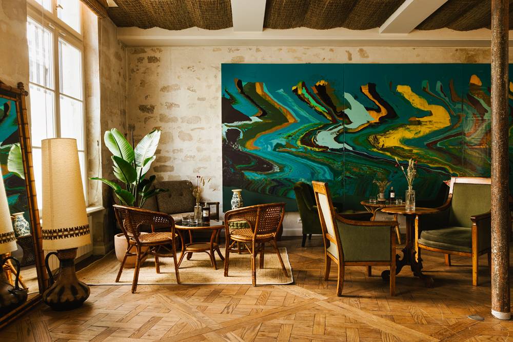 Le bar de la Casa Eminente décoré avec "Turquoise with Impurities I" de José Yaque (2022)