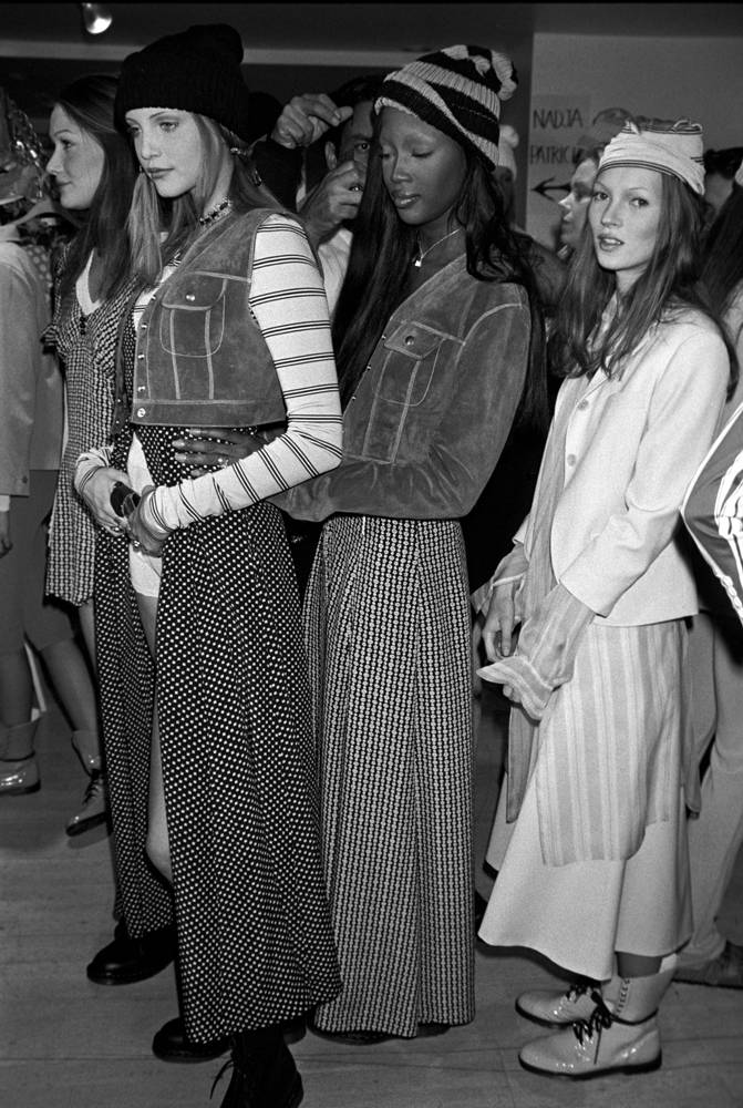Carla Bruni, Nadja Auermann, Naomi Campbell et Kate Moss backstage au défilé Perry Ellis (par Marc Jacobs) spring-summer 1993 à New York. Photo par Kyle Ericksen/WWD/Penske Media via Getty Images