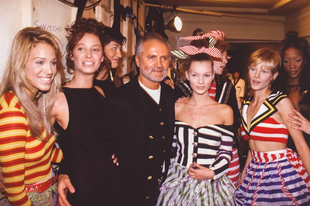Gianni Versace, Christy Turlington, Kate Moss et Naomi Campbell lors d'un défilé du couturier à Paris en janvier 1993, France. Photo par PAT/ARNAL/Gamma-Rapho via Getty Images