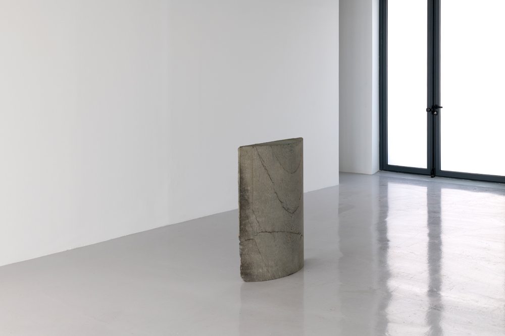 Trisha Donnelly, “Untitled” (2023). Marbre (pietra del cardoso).