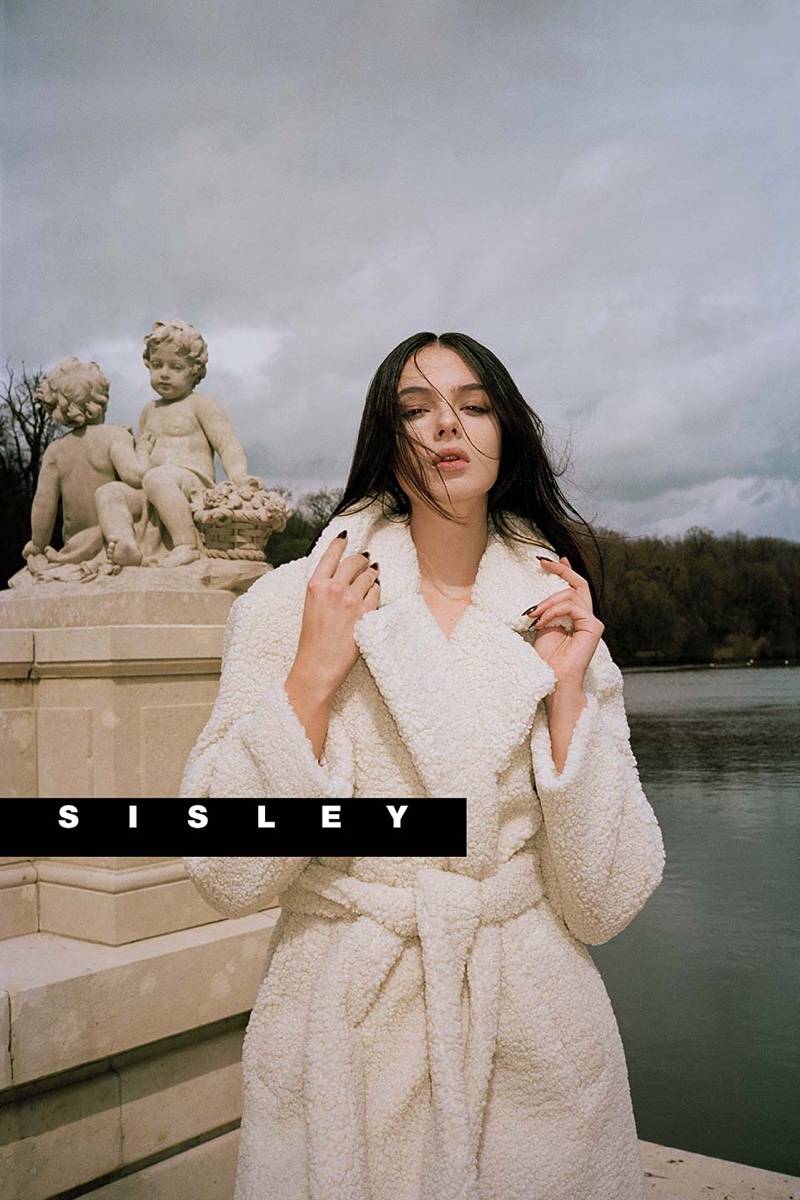 Deva Cassel dans la campagne Sisley fall-winter 2023 par Pierre-Ange Carlotti