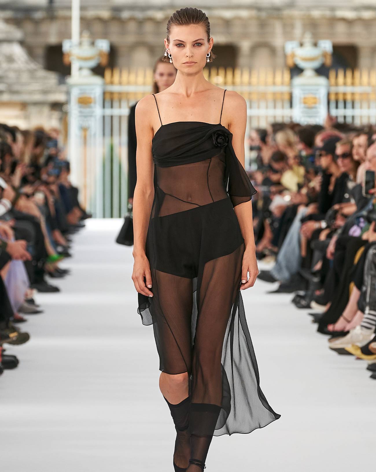 Au défilé Givenchy, Matthew M. Williams réinvente la robe noire