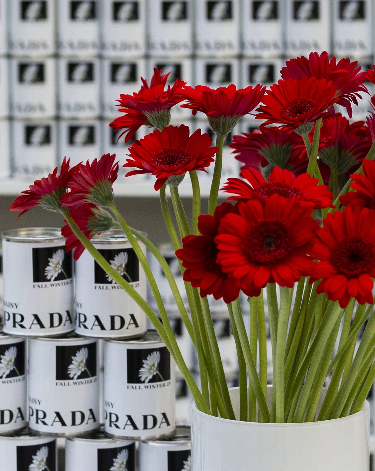 De Paris à Tokyo, Prada invite à planter des fleurs