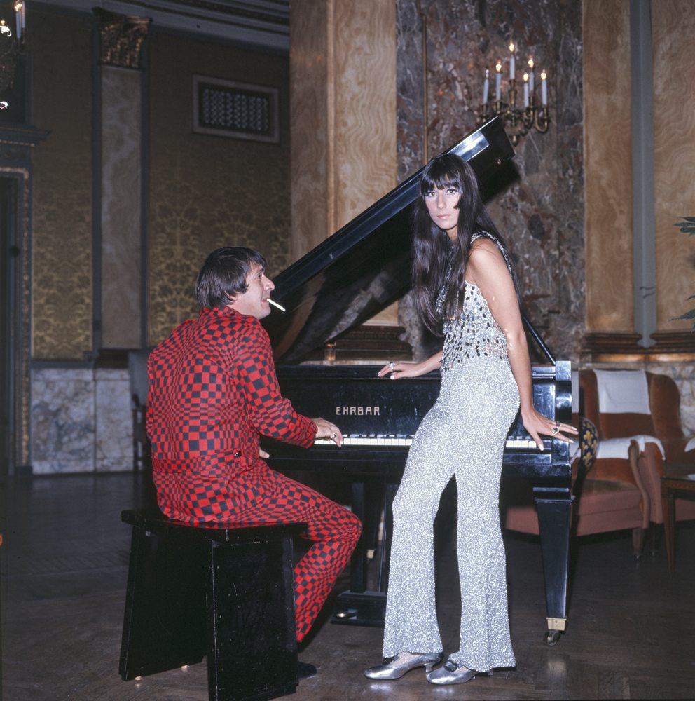 Cher et Salvatore Philip Bono (Sonny) en Italie en 1966. Photo par Marcello Salustri/Mondadori via Getty Images.