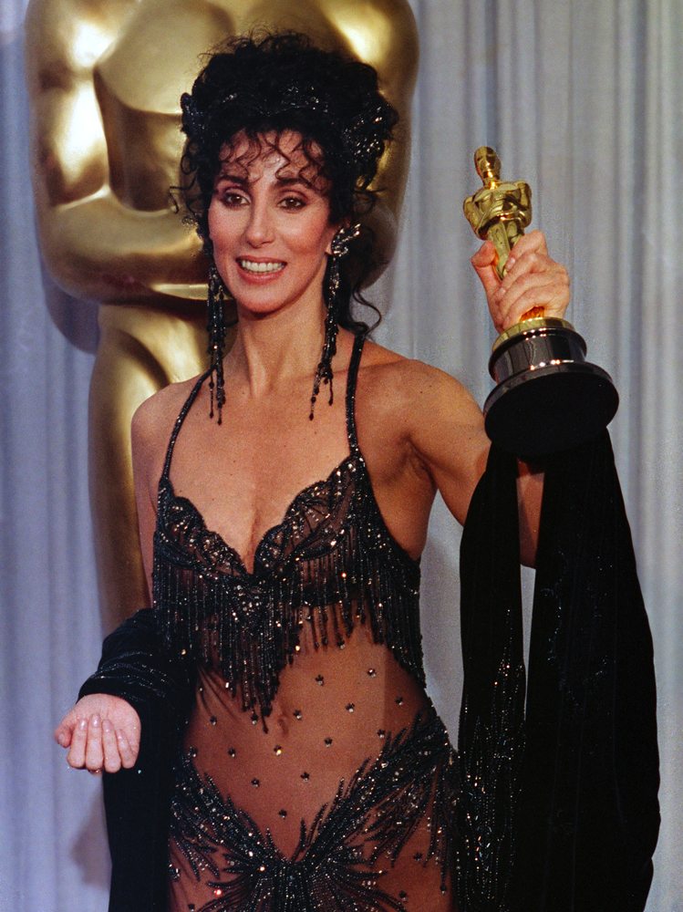  Cher posant avec son Oscar le 11 avril 1988 à Los Angeles. Photo par Bob Riha, Jr./Getty Images.