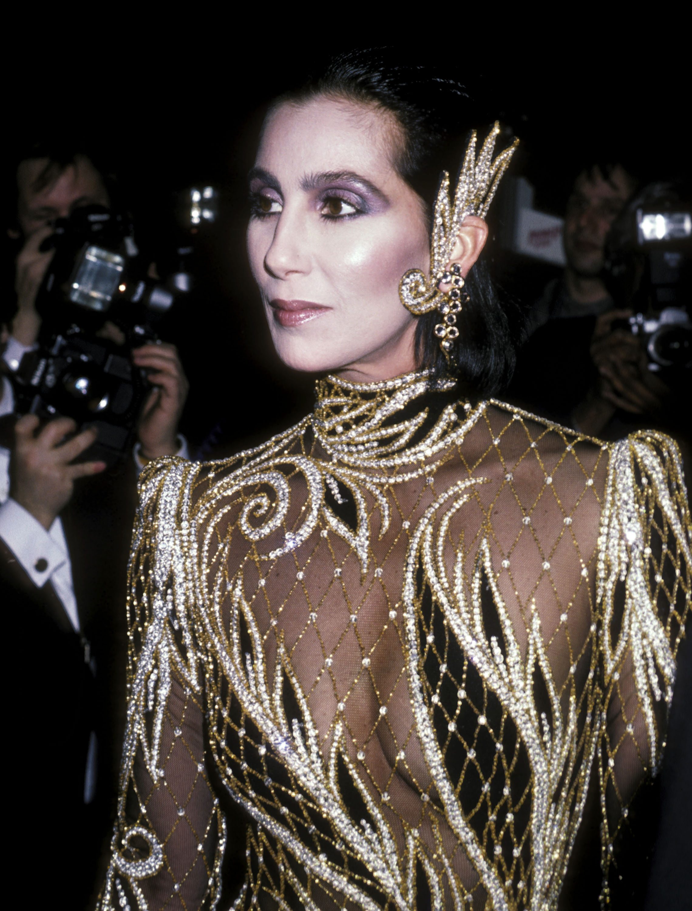 Cher Cher au gala du Metropolitan Museum's Costume Institute pour l’exposition Costumes of Royal India, le 9 décembre 1985 à New York. Photo par Ron Galella/Ron Galella Collection via Getty Images.