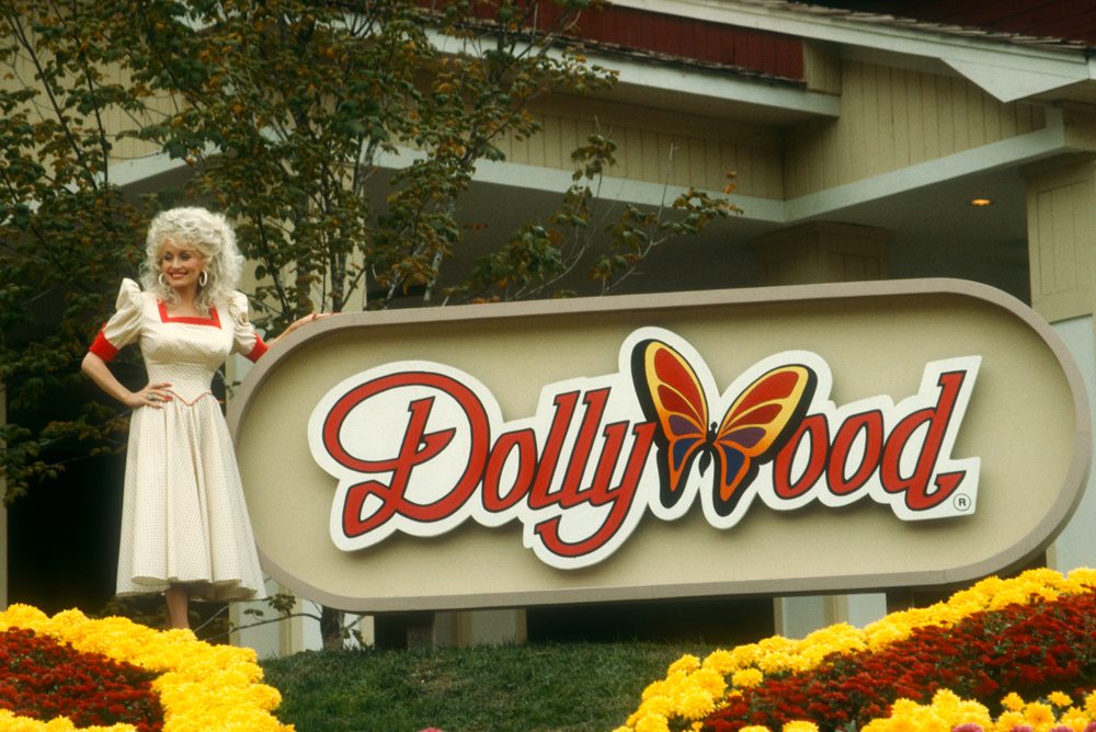 Dolly Parton au parc Dollywood, à Pigeon Forge, Tennessee, le 24 octobre 1988. Photo par Ron Davis/Getty Images.