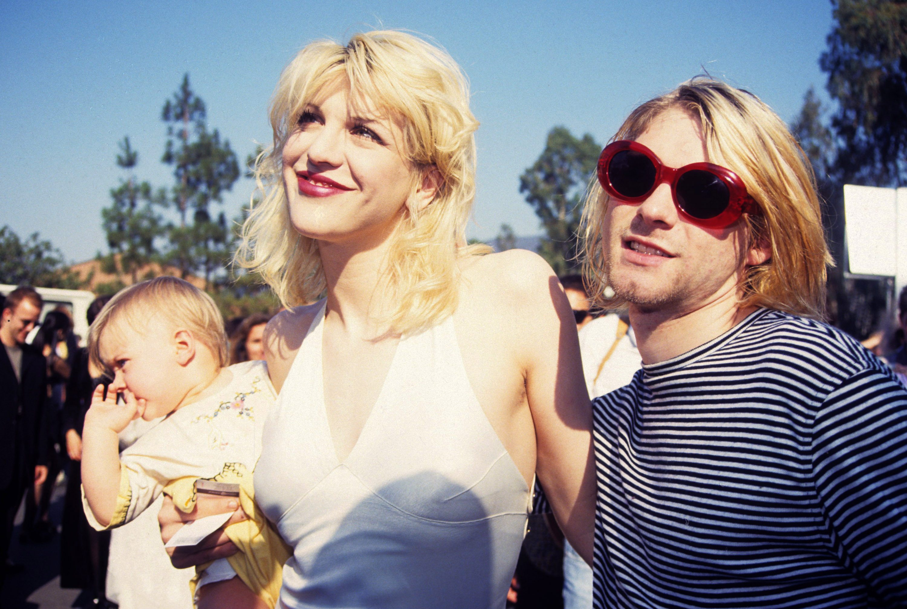Kurt Cobain, Courtney Love et Frances Bean Cobain aux MTV Video Music Awards en Californie, en septembre 1993. (Photo by Terry McGinnis/WireImage)