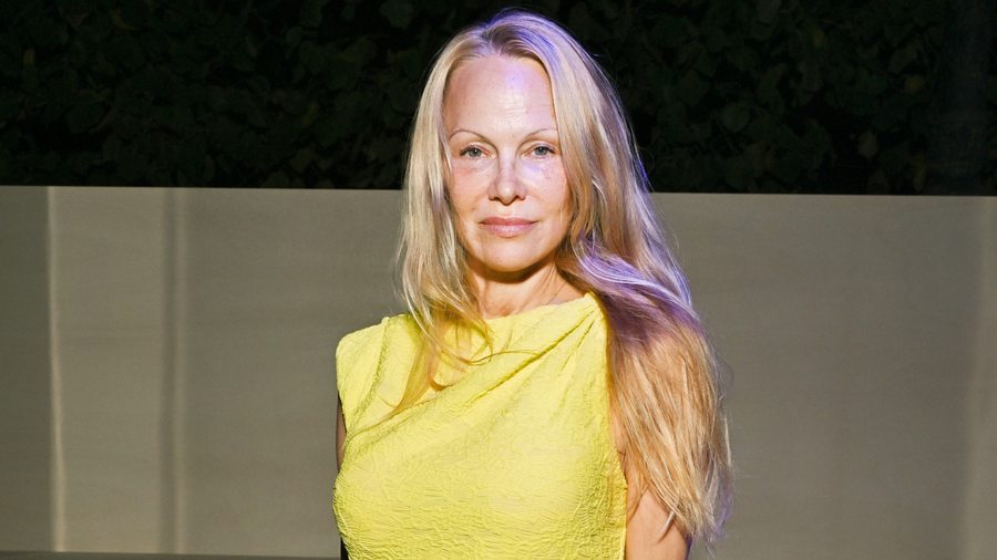 Comment Pamela Anderson défie les diktats de la beauté en arrêtant de se maquiller