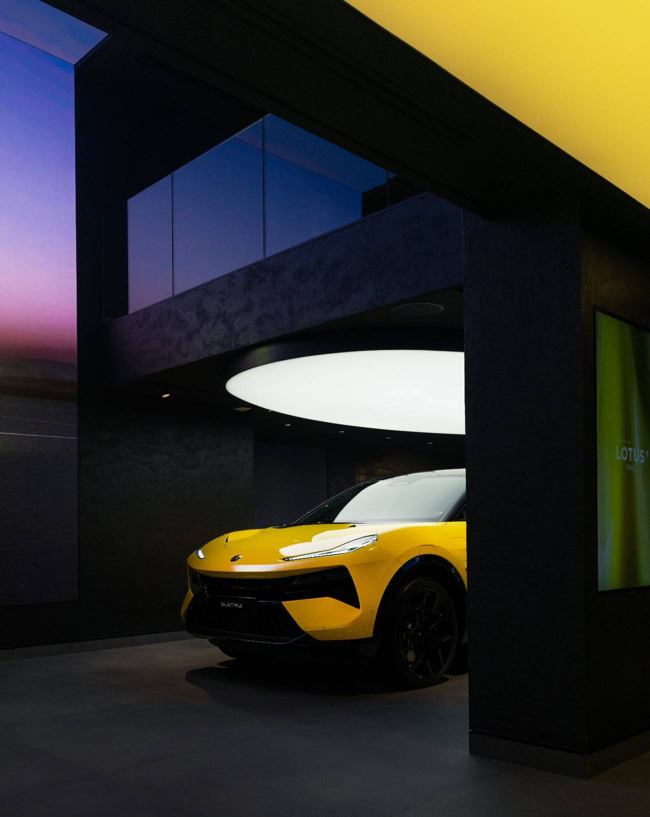Lotus inaugure un flagship à Paris entre modèles électriques, design et performance