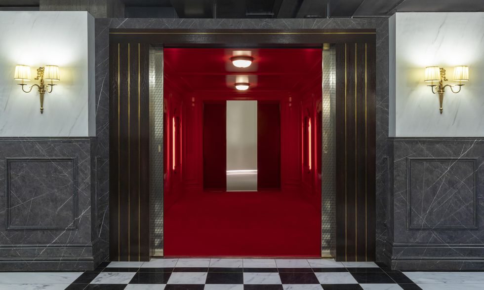 L'ascenseur mythique de l'hôtel Savoy reproduit pour l'exposition Gucci Cosmos à Londres.