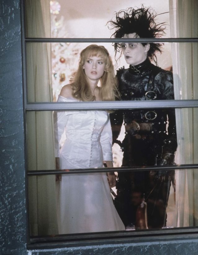 Winona Ryder et Johnny Depp dans Edward aux mains d’argent (1991) de Tim Burton.