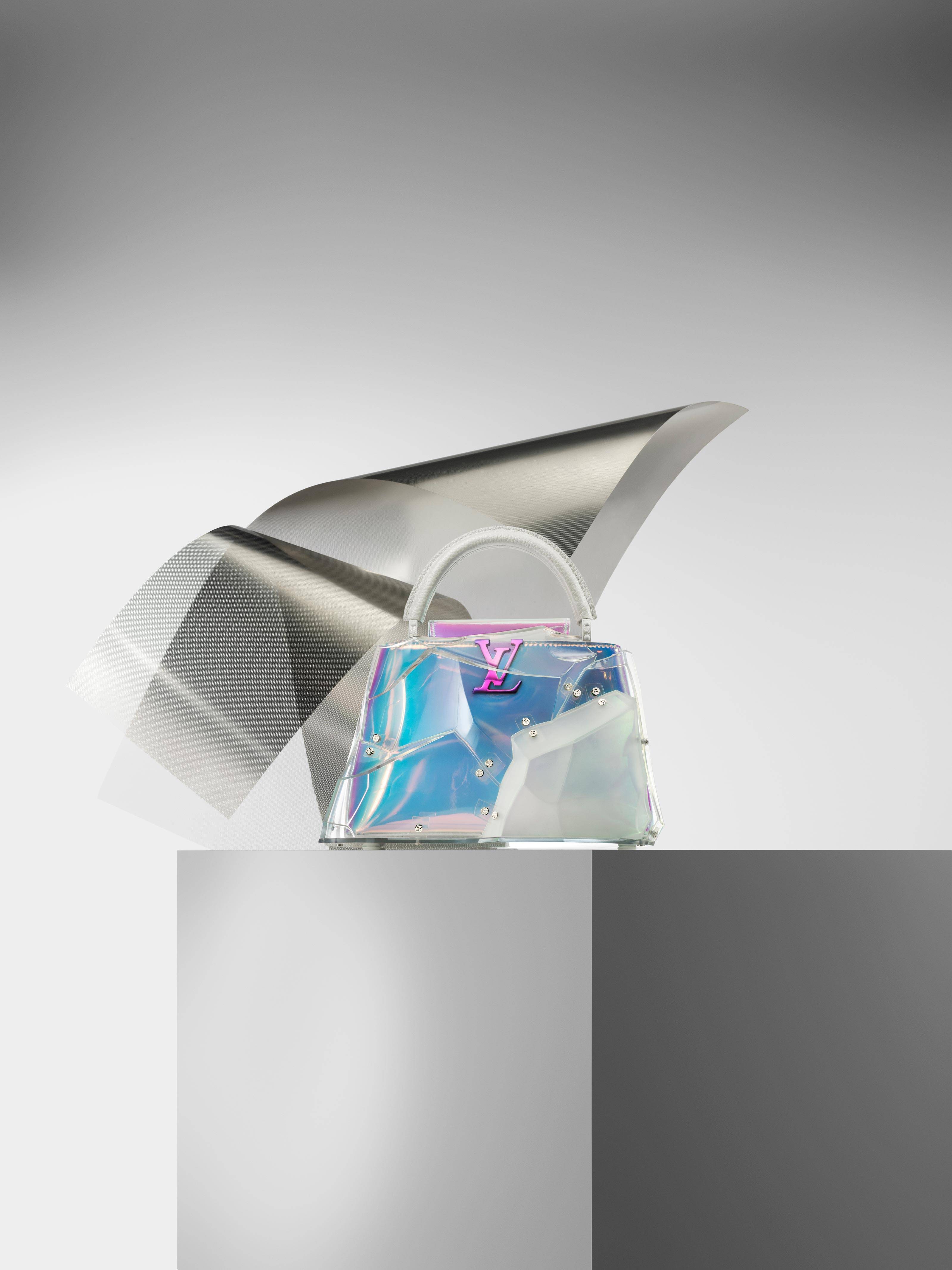 Le sac Capucines BB Shimmer Haze de Frank Gehry et Louis Vuitton. Photo : Philippe Lacomb.