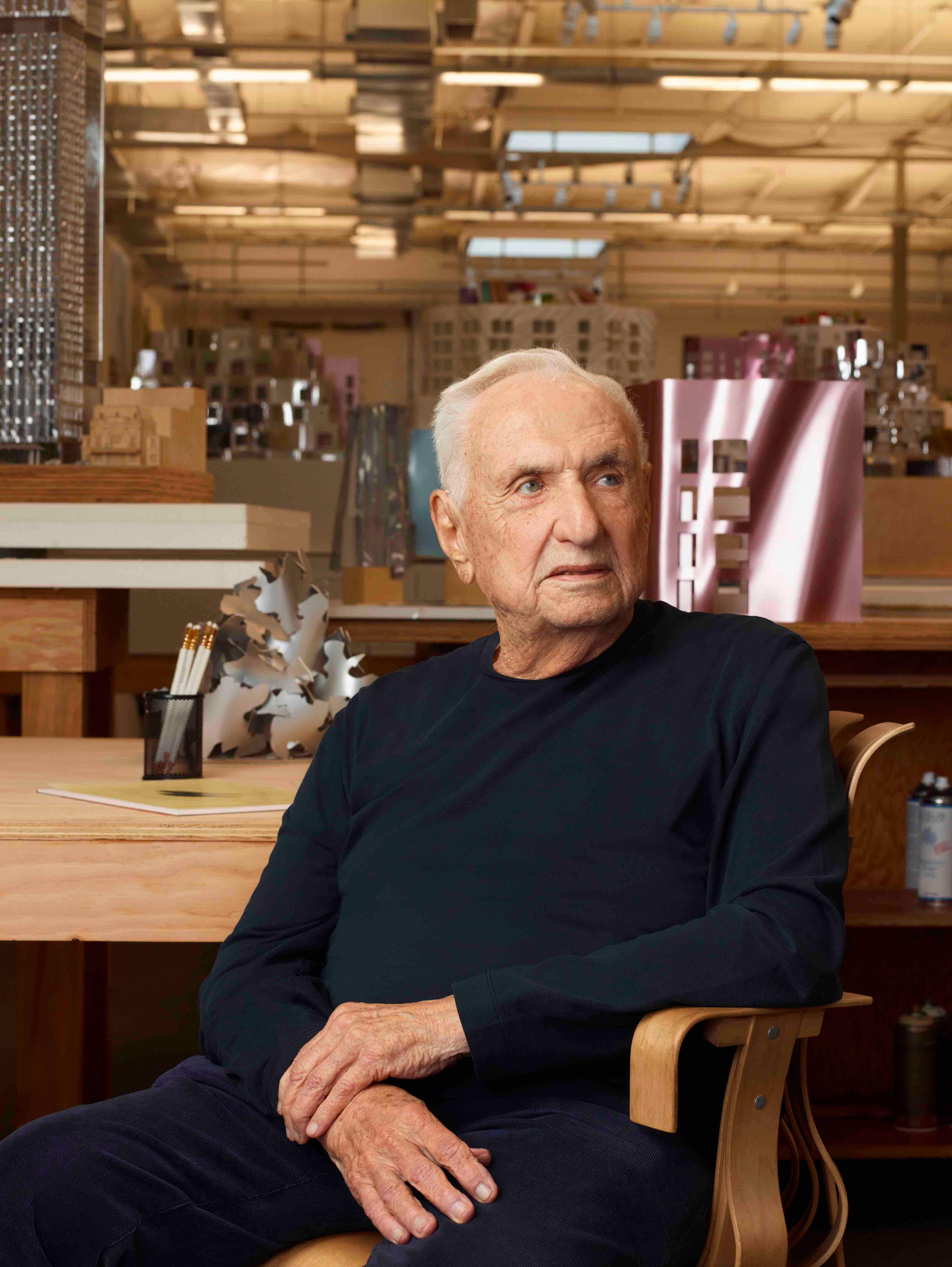 Frank Gehry dans son atelier. Photo : Mario Kroes.