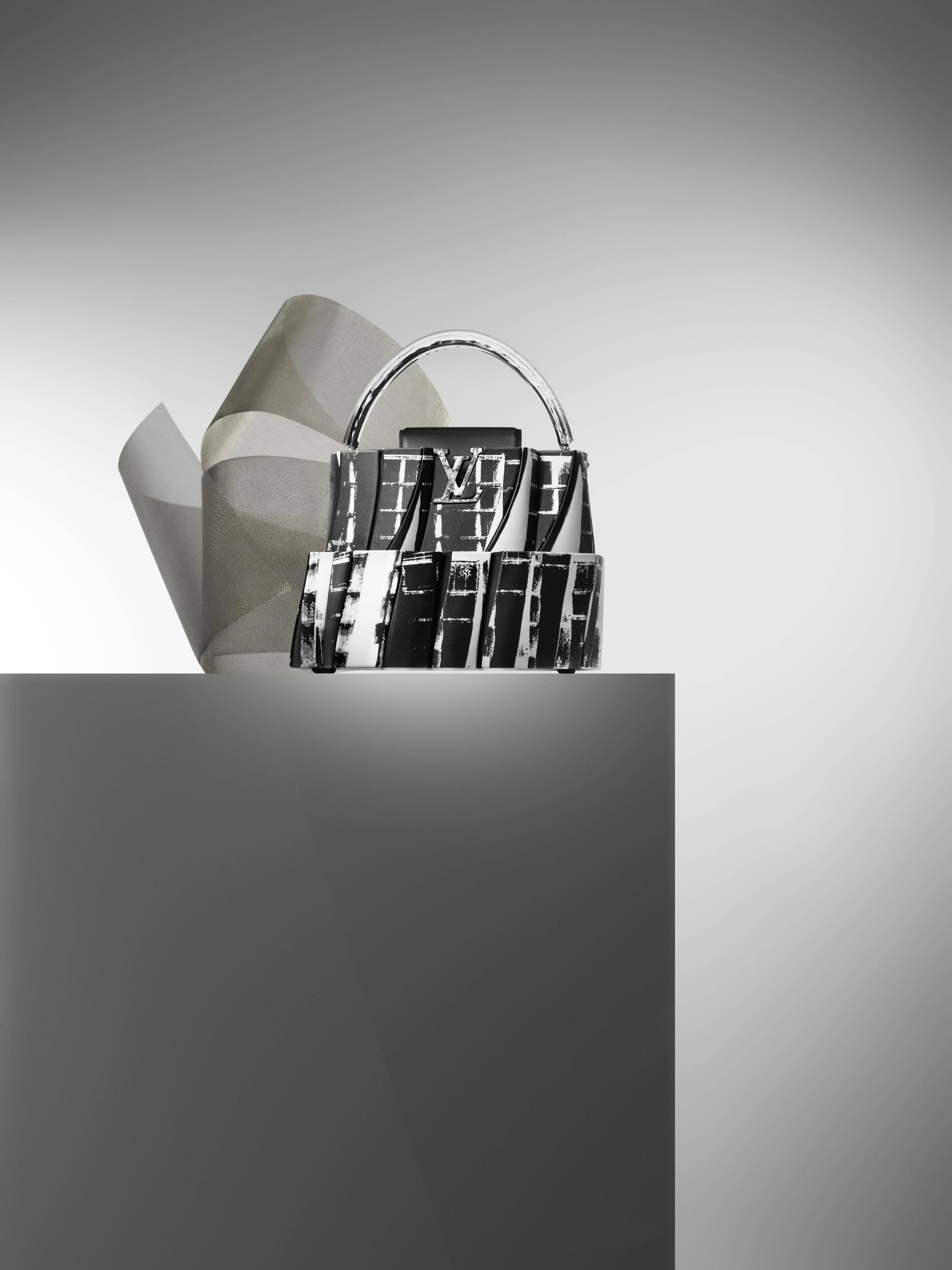 Le sac Capucines BB Analog par Frank Gehry et Louis Vuitton. Photo : Philippe Lacomb.