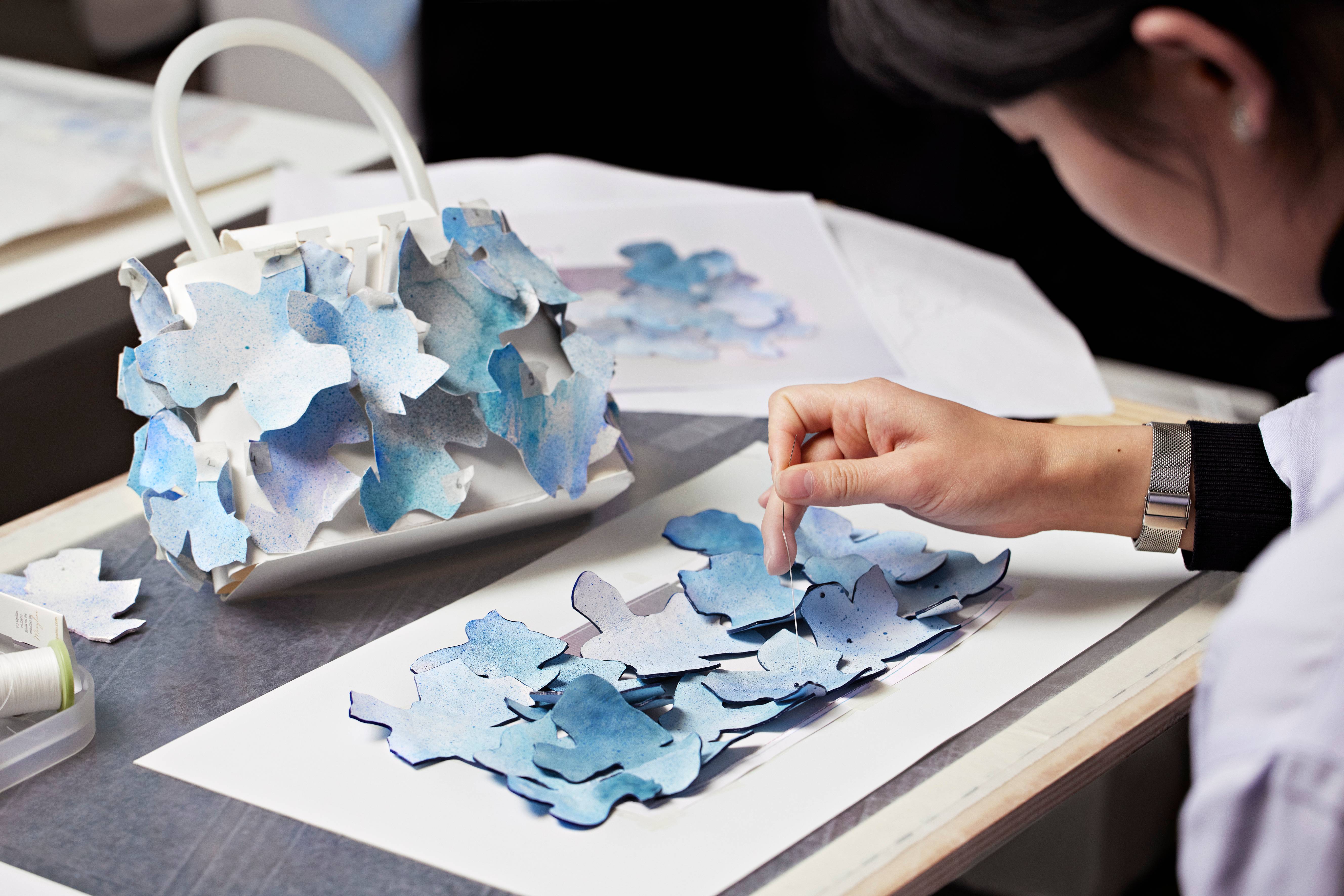 Les ateliers Louis Vuitton travaillant à la création du Capucines Mini Blossom. Photo : Piotr Stoklosa.