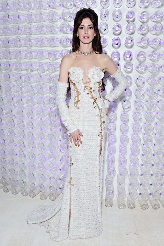Anne Hathaway en Versace au Met Gala en 2023 à New York. © Photo par Cindy Ord/MG23/Getty Images pour The Met Museum/Vogue.