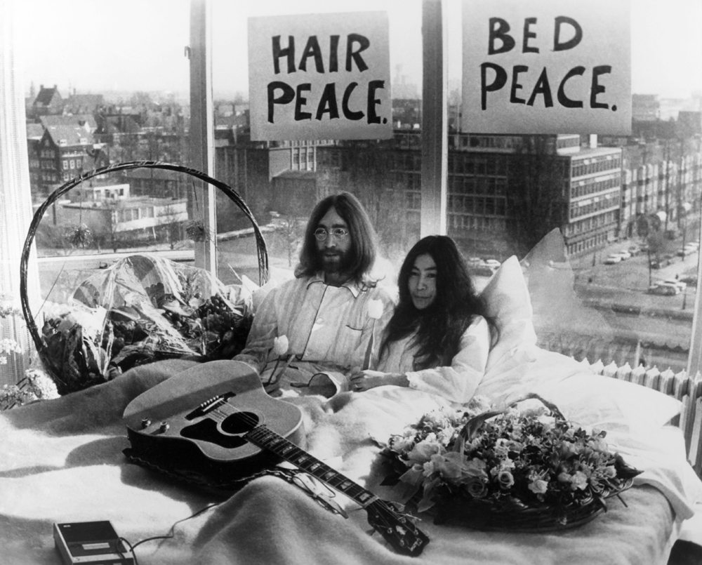 John Lennon et wife Yoko Ono durant une conférence de presse dans leur lite à l'hôtel Hilton d'Amsterdam, pendant leur lune de miel, le 26 mars 1969. Photo par Keystone-France/Gamma-Rapho via Getty Images;