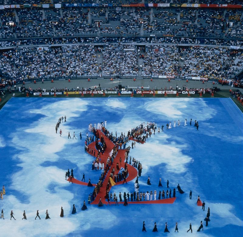 Défilé Yves Saint Laurent rétrospectif de 300 mannequins inaugurant la finale de la Coupe du monde de football, Stade de France, Saint-Denis, 12 juillet 1998. © Droits réservés
 