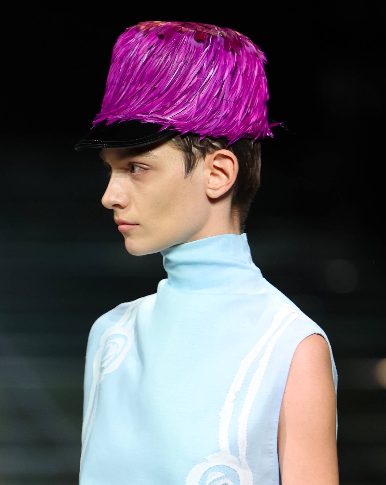 Repéré au défilé Prada : les chapeaux extravagants en plumes et en velours