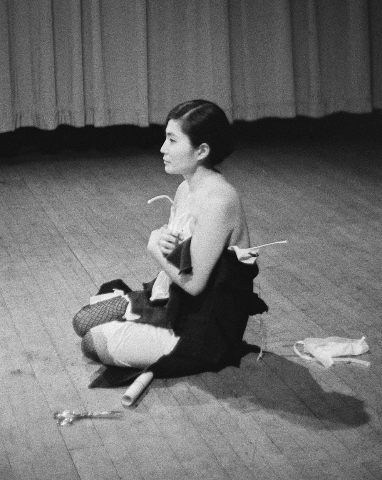 Yoko Ono en 3 œuvres subversives exposées à la Tate Modern