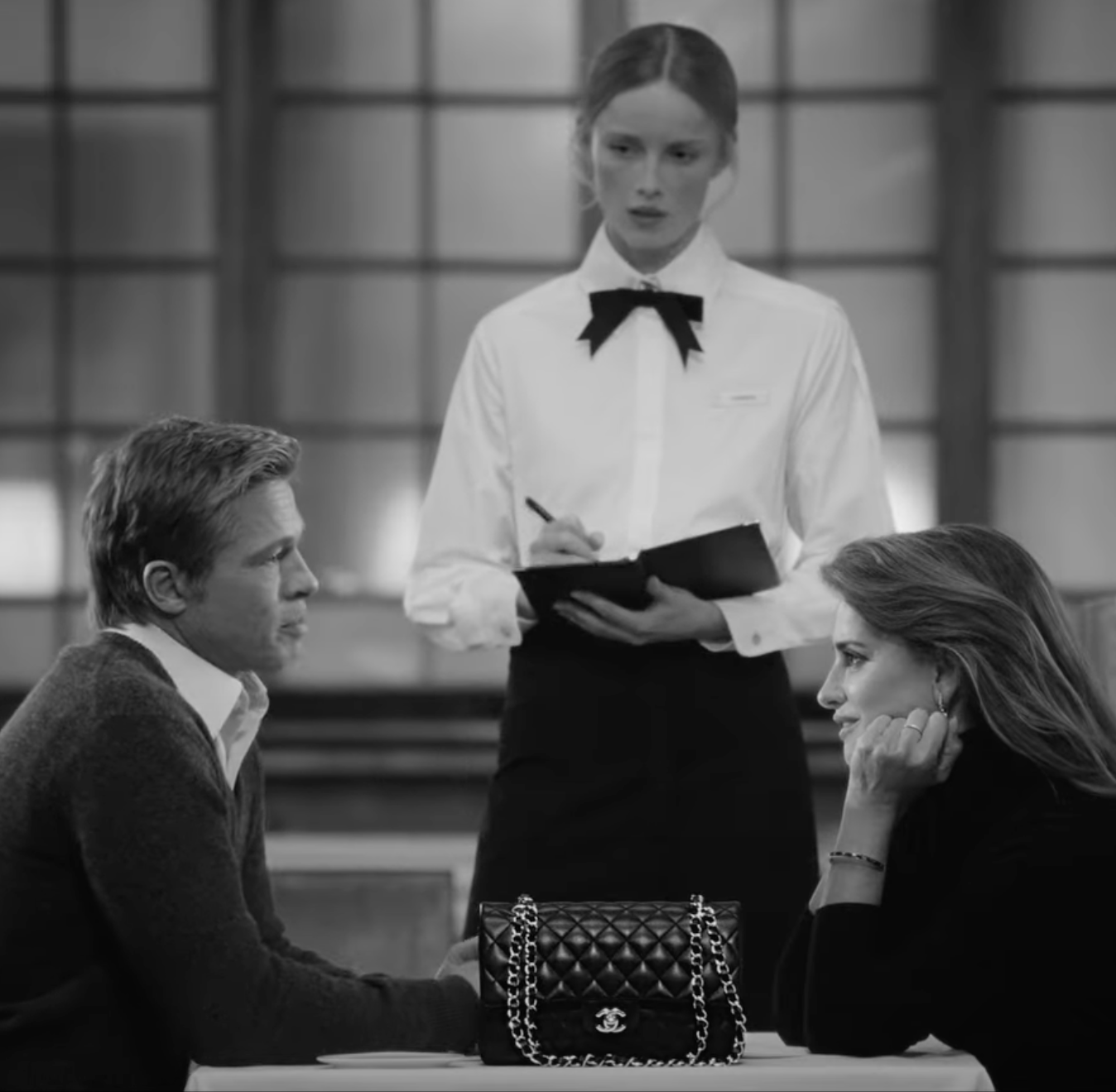 Penélope Cruz et Brad Pitt rejouent Un homme et une femme pour Chanel