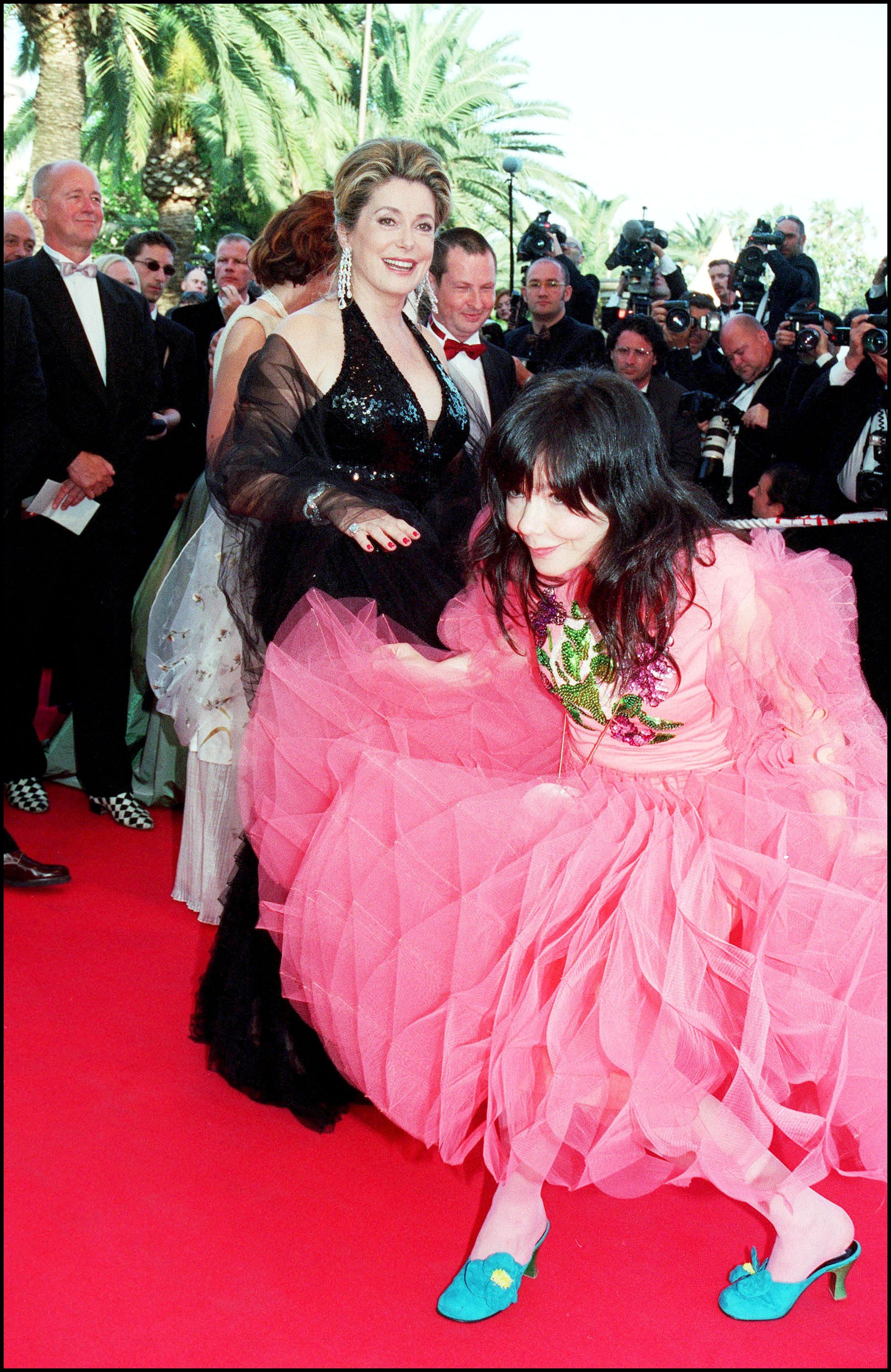 Björk et Catherine Deneuve à la projection de Dancer in the Dark, le 17 mai 2000, au Festival de Cannes. Photo par Pool BENAINOUS/DUCLOS/Gamma-Rapho via Getty Images.