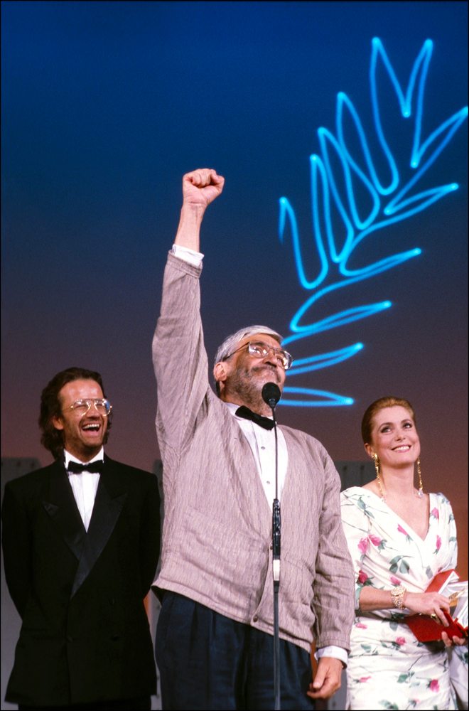 Maurice Pialat reçoit la palme d'or pour le film "Sous le soleil de Satan" au Festival de Cannes en 1987. Photo par Pool DUCLOS/PELLETIER/Gamma-Rapho via Getty Images.