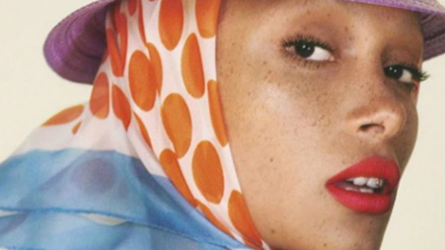 Adwoa Aboah devient égérie Marc Jacobs Beauty