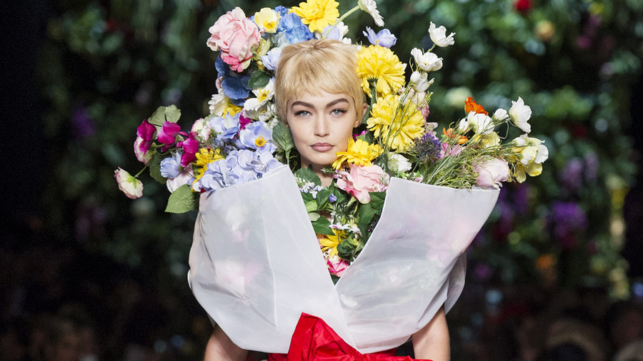 Les femmes-fleurs de Moschino printemps-été 2018