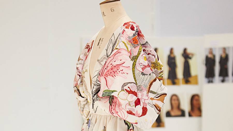 Alexander McQueen brode des fleurs rares et menacées sur ses robes