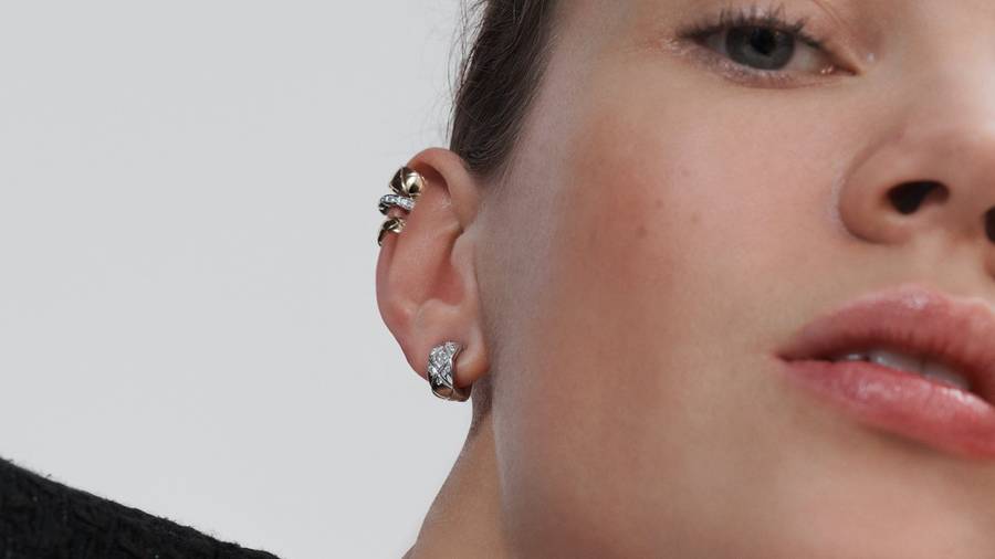 Adoptez le style Chanel : comment porter les boucles d'oreilles de la maison?