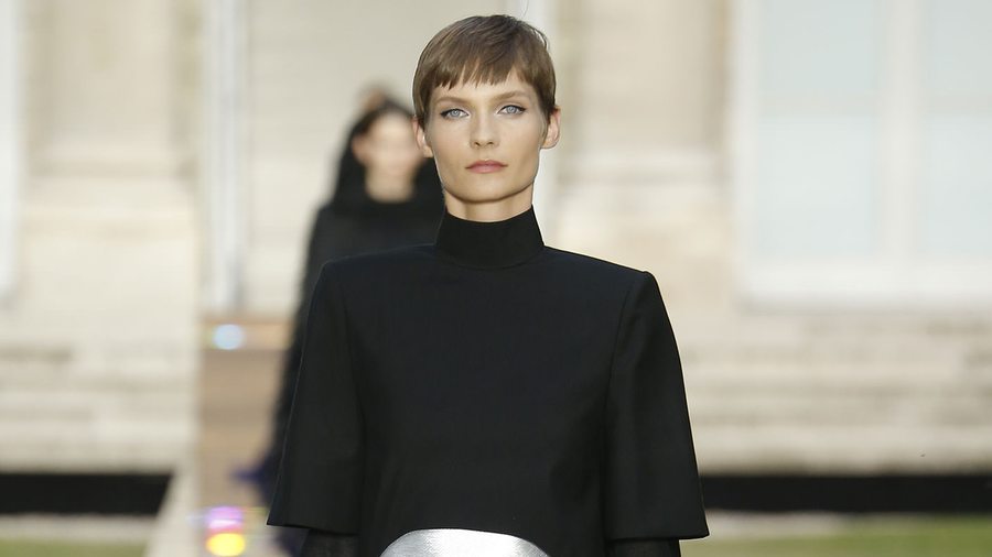 Givenchy haute couture : Clare Waight Keller célèbre Monsieur Hubert de Givenchy